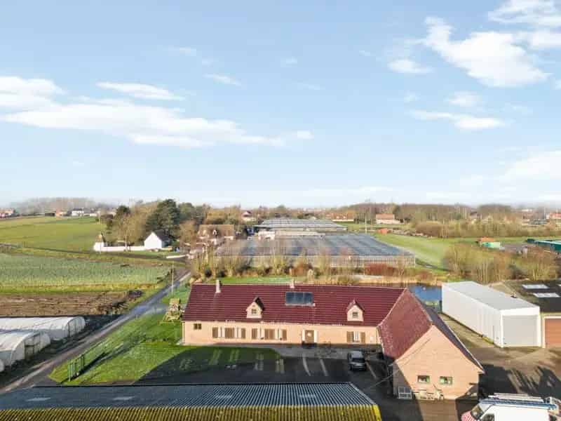 Staden. RUIME LANDELIJKE VILLA MET POTENTIEEL + loods van 435 m2 + loods van 515 m2 . Totaal perceel met tuinen en vijver = +/- 9000m2. Ideaal opbrengsteigendom en eigen gebruik.