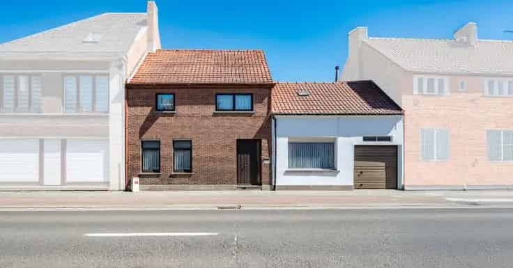 Te renoveren rijwoning met veel ruimte en garage