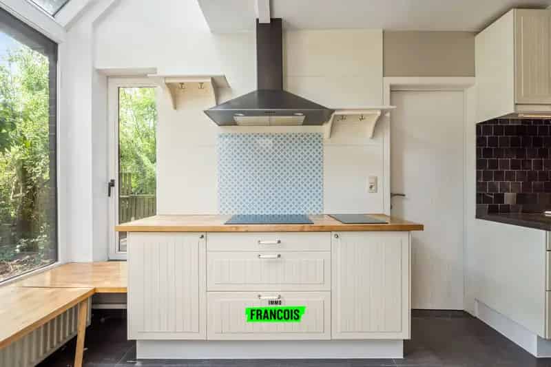 Ruime open bebouwing met 4 slaapkamers en groene tuin te koop in rustige wijk te Keiem