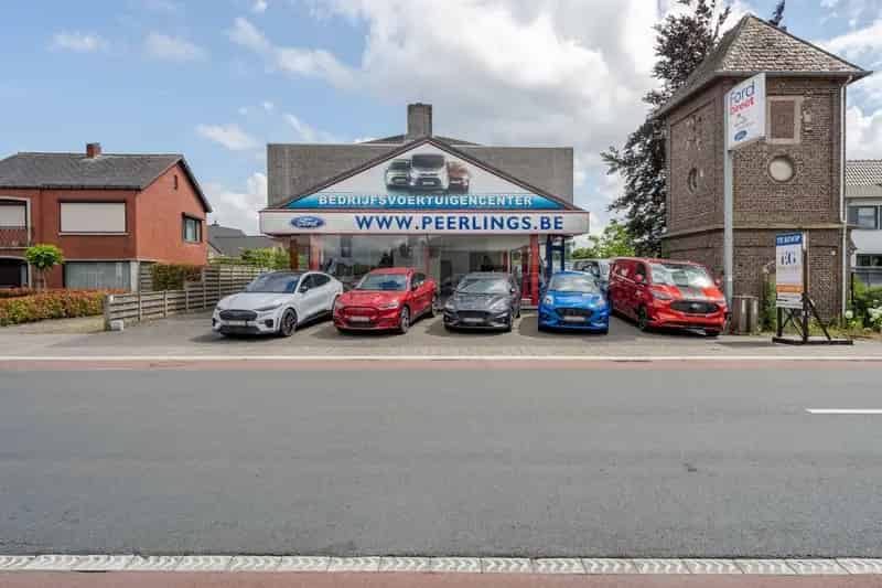 Handelspand/showroom met 2 appartementen te Pelt