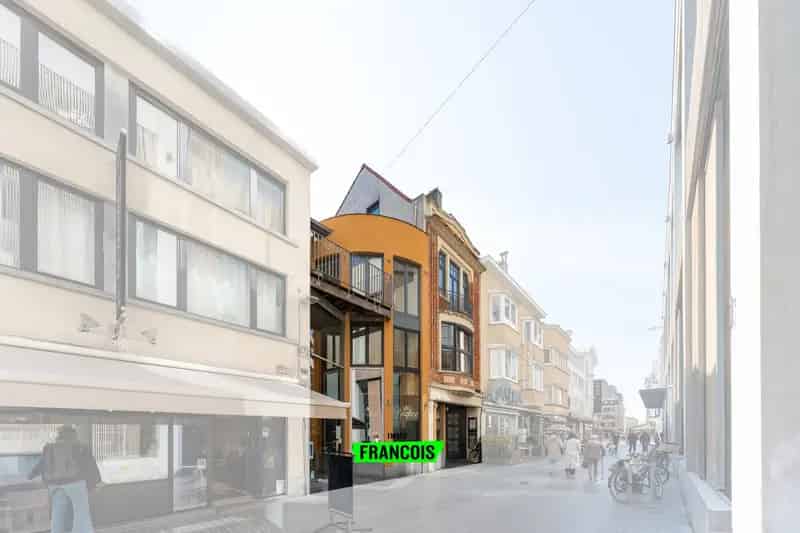 Commercieel Handelspand met Triplexwoonst in Hartje Oostende