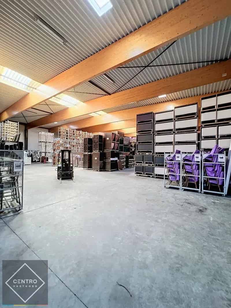 Opslagplaats ( ± 2.000m²) met 7m vrije hoogte vlakbij de havenkop te Roeselare!