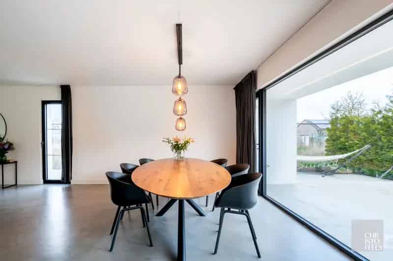 Residentieel gelegen eigentijdse en energiezuinige villa.