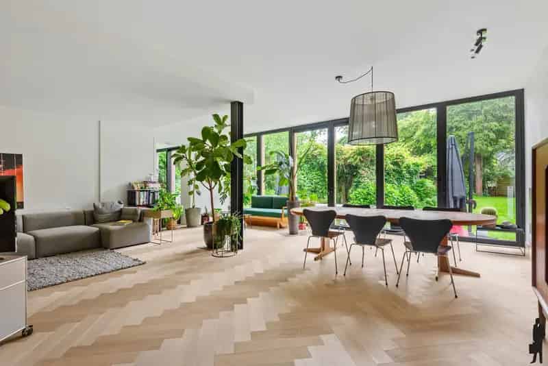 Zeer ruime woning (ca.250m²) met 6 slaapkamers & 2 badkamers