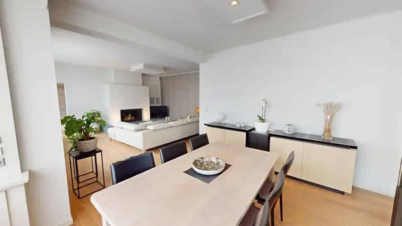 Zeer ruime woning met 4 slaapkamers te koop!