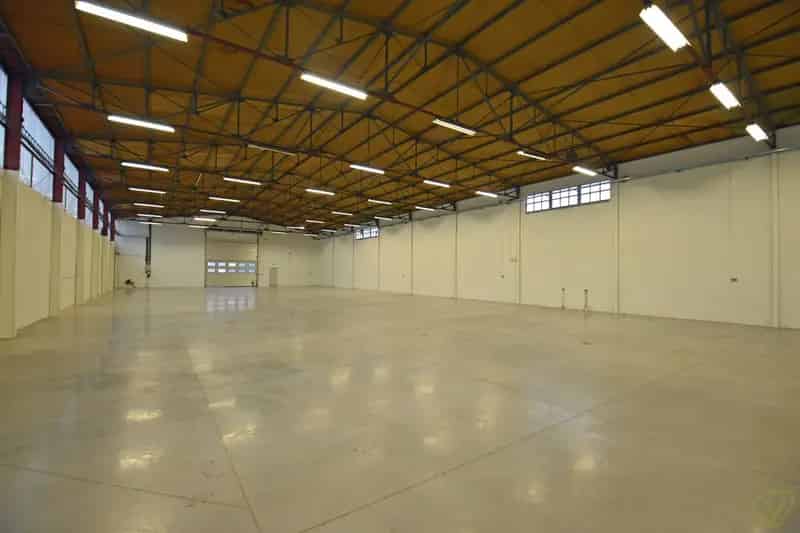 Ruime loods te huur vlakbij het centrum van Waarschoot!