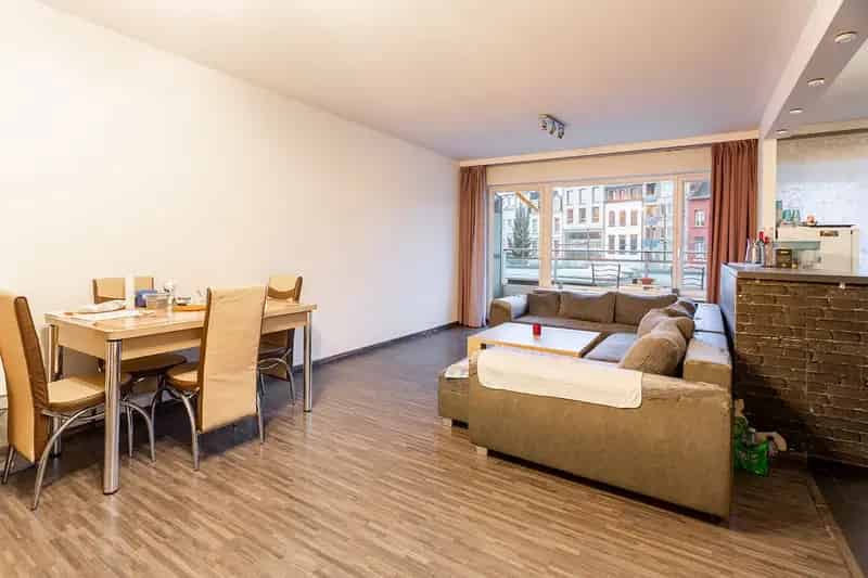 Op te frissen, licht appartement met 2 slaapkamers en terras, gelegen op een centrale locatie. 8454344