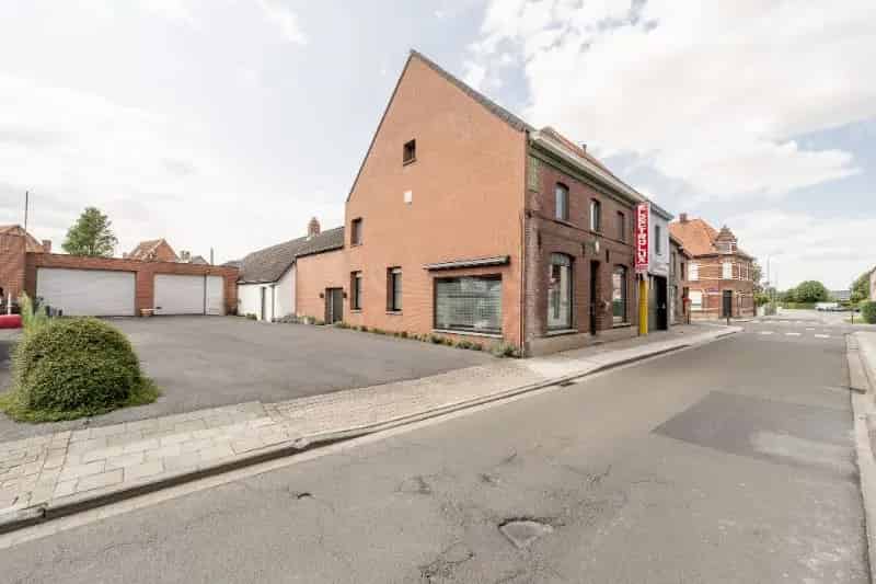 Woning met brede oprit en dubbele garage