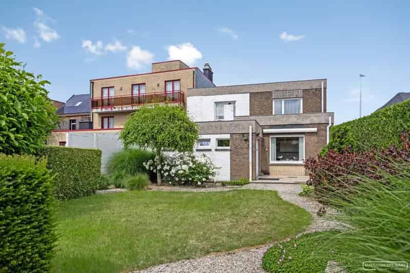 Woning met handelsruimte boordevol karakter op topligging in Zulte
