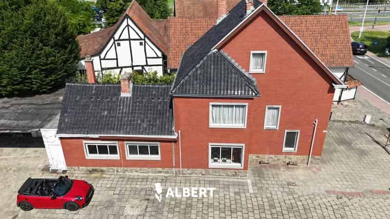 Op zoek naar een woning met loods op een super locatie? 
Dit te renoveren huis (ook mogelijk als kangoeroewoning) heeft een loods van 357m².
Gelegen aan Grendelbaan 36 te Diepenbeek biedt deze veelzijdige woning  mogelijkheden voor zowel privé als profess