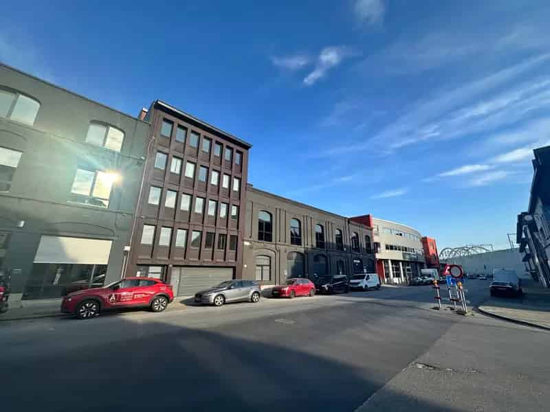 Lichtrijk kantoor van 100 m² te huur in Bredastraat