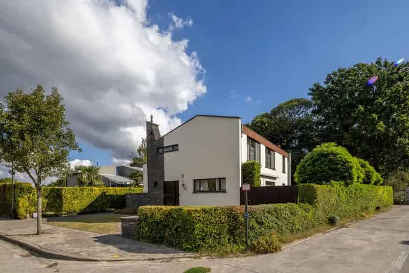 Villa met 4 slaapkamers, grote tuin en garage te koop!