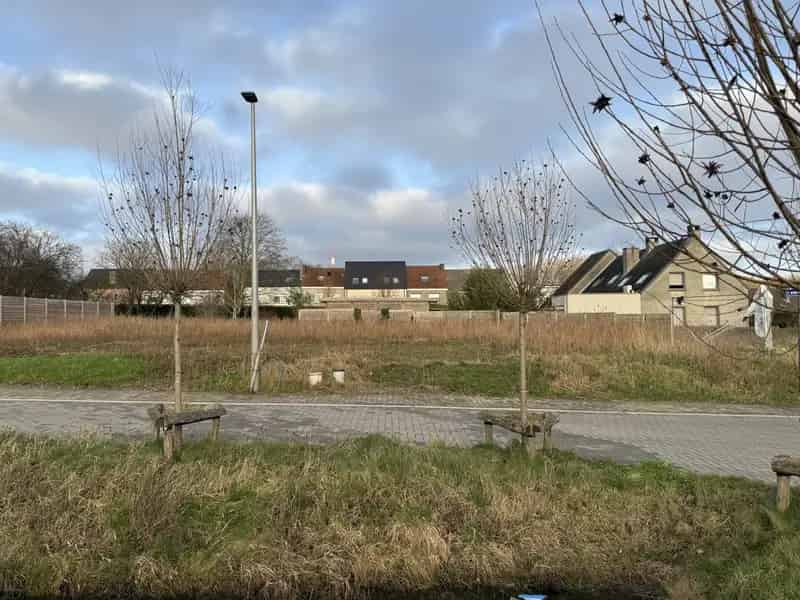 Residentieel gelegen bouwgrond met vergunning voor 4-gevelw.