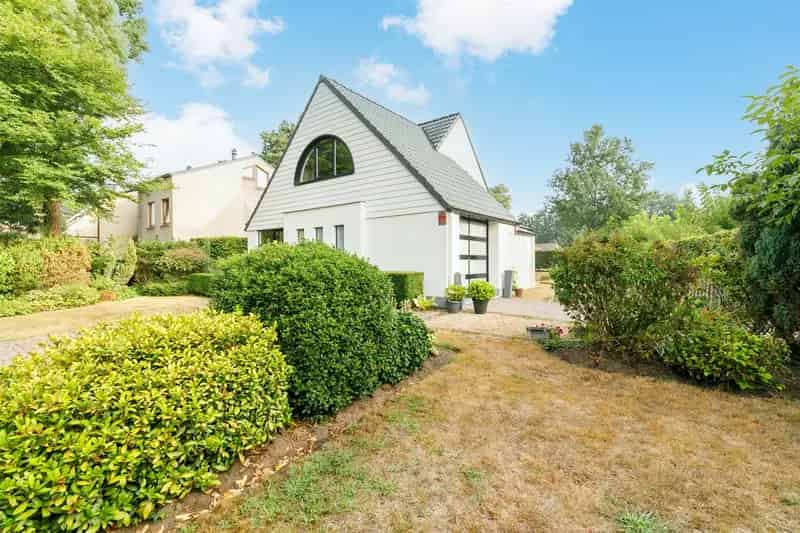 Villa met 3 slaapkamers, garage en tuin in een rustige wijk