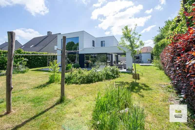 Exclusieve moderne en energiezuinige villa op 950m2 te centrum Wingene