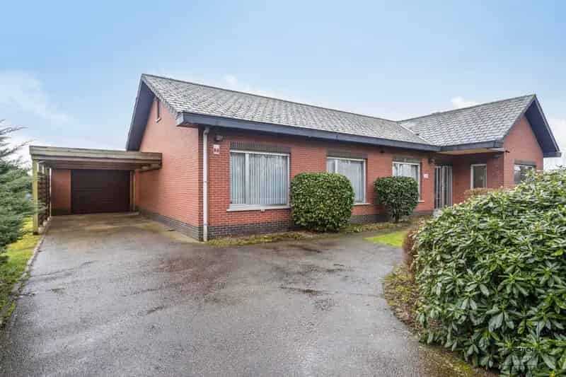 Laagbouwwoning met een bew opp van 194 m², 4 slpk's, op een schitterend perceel van 1807 m²