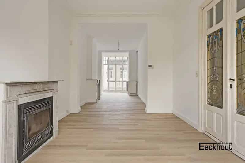Uniek en ruim (351 m²) herenhuis met garages op topligging te Oostende !