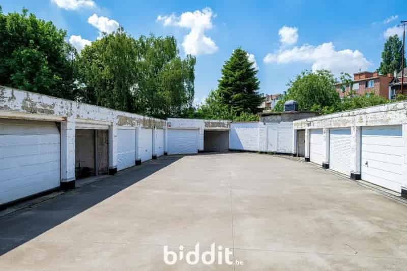 De massa van 3 garages nrs 9 -15 - 35