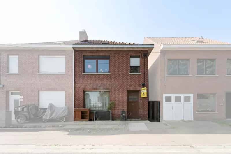 Te renoveren woning op 544 m2 in een rustige straat.