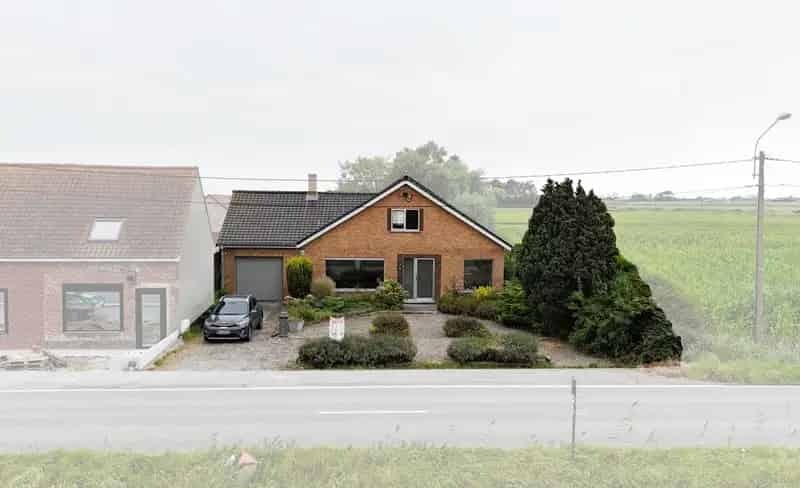 Alleenstaande villa-bungalow met garage, terras en tuin op 795 m²