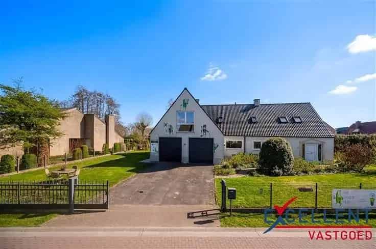 Ruime Villa te Koop in Astene met Grote Tuin en Thuiswerkmogelijkheid