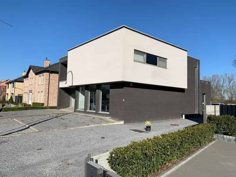 Handelsruimte op zichtlocactie met ruime kelder en parkeerplaatsen