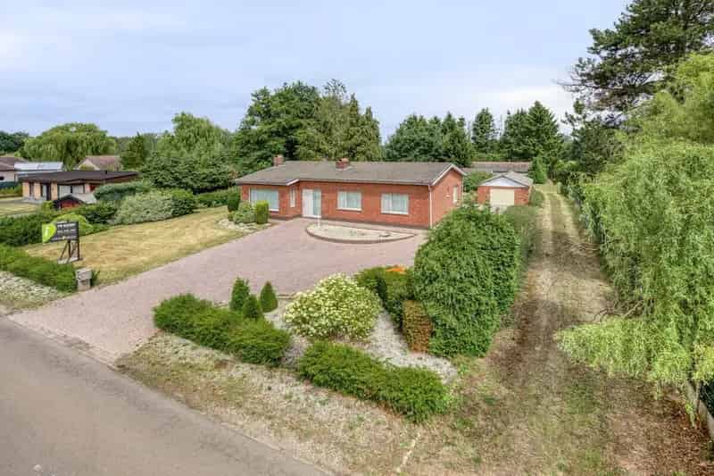 Ruim ingedeelde gelijkvloers woning met 4 slpks en bijgebouw/stal op 32 are