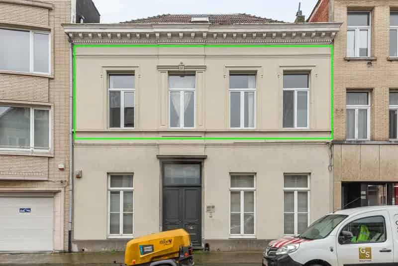Opbrengsteigendom (praktijk + 2 appartementen) in Wijnegem centrum te koop!