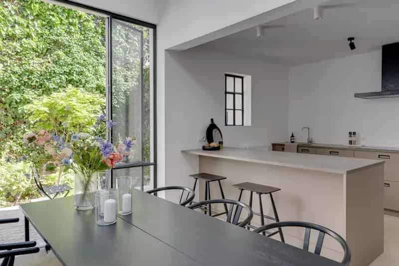Karaktervol herenhuis met 6 slaapkamers, stadstuin en hoogwaardige afwerking