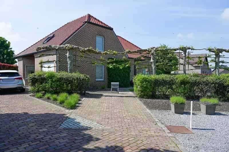 Luxueus afwerkt landhuis met 4 slaapkamers en mooi verzorgde tuin