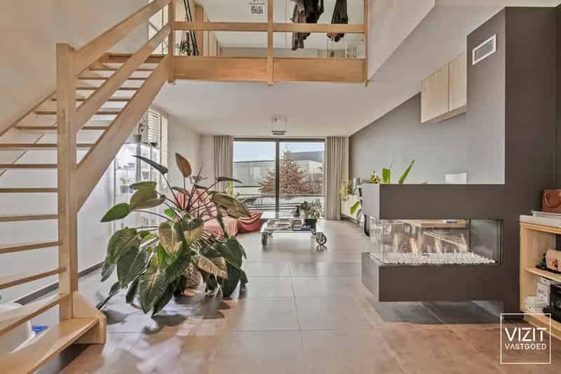 Bedrijfsruimte met woning op commerciële ligging