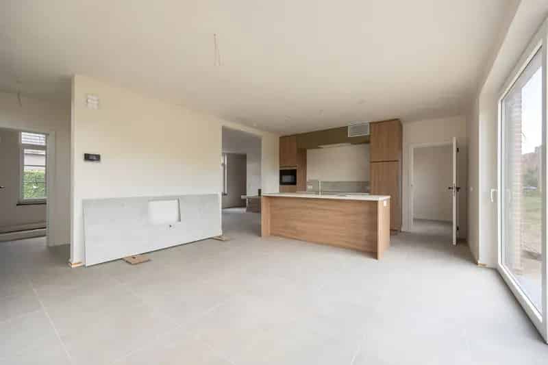 Ruime gezinswoning (ca 245 m²) met 3 slaapkamers op perceel van ca. 330 m².