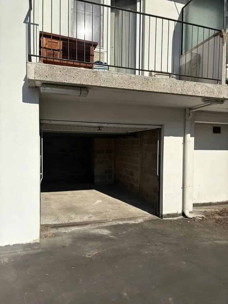Ruime afgesloten garagebox, onmiddellijk beschikbaar.