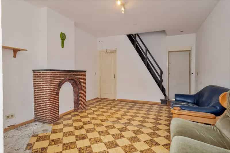 Deels te renoveren woning ideaal geschikt om te verhuren.