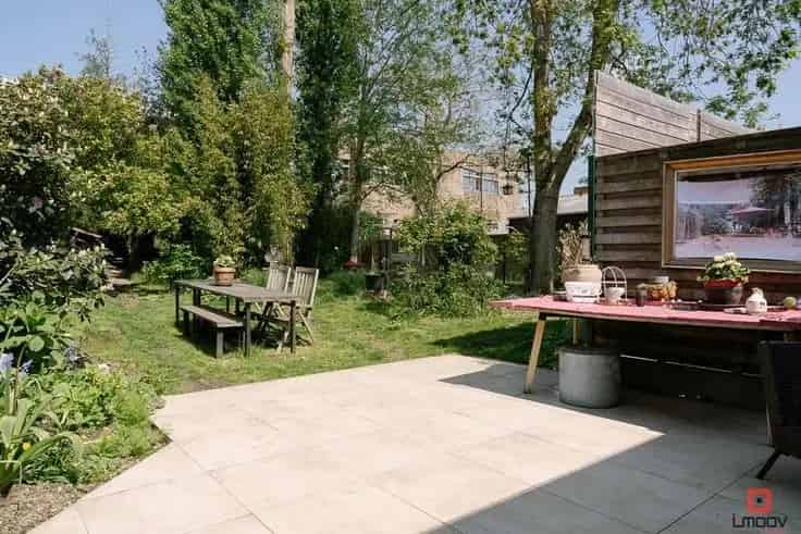 Huis Te Koop: Instapklare woning met grote tuin nabij station