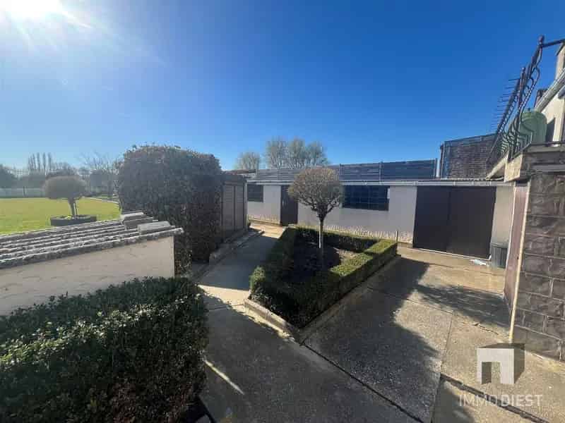 Op te knappen split-level woning te Halen