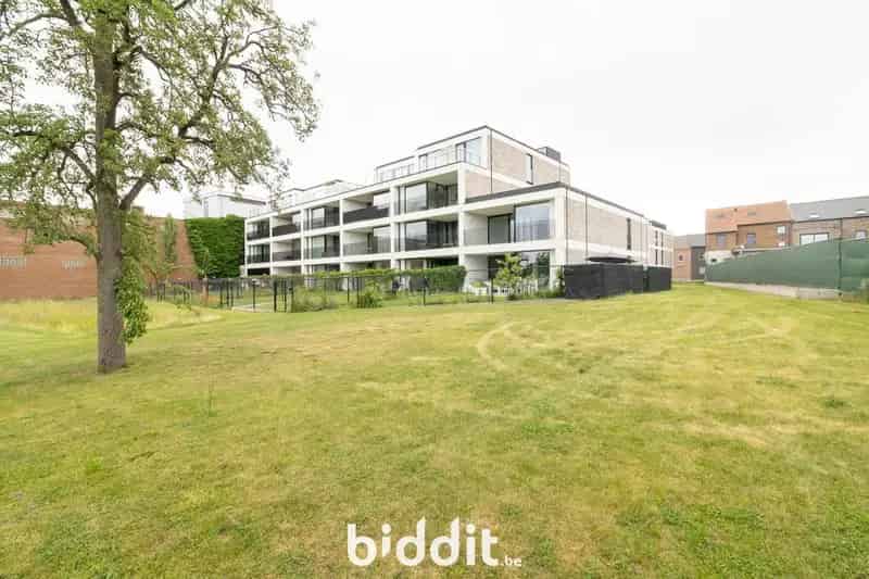 RUIM APPARTEMENT MET TERRAS