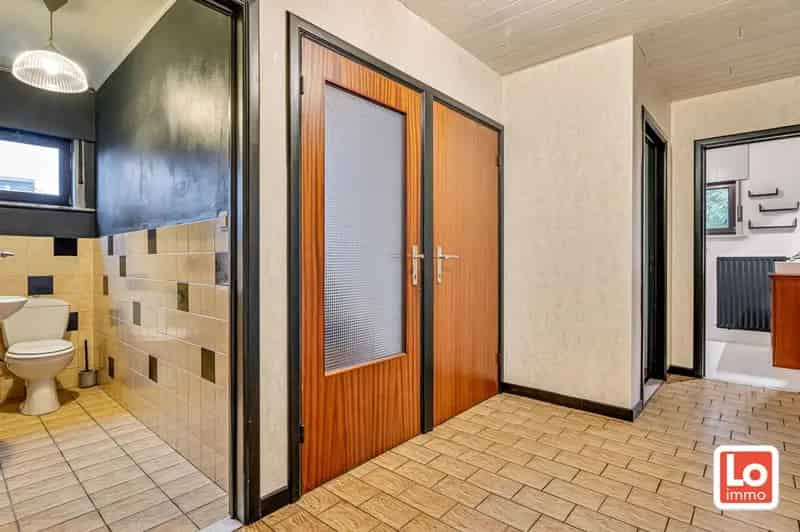 VERKOCHT!! Te renoveren ruime alleenstaande woning met inpandige garage op een top locatie in hartje Lochristi!
