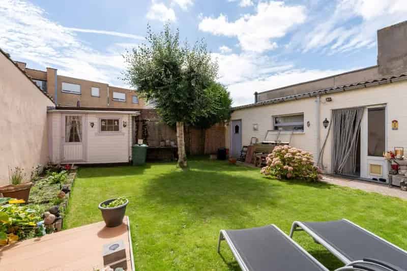 Brede rijwoning met garage en zuidgerichte tuin in centrum Heist