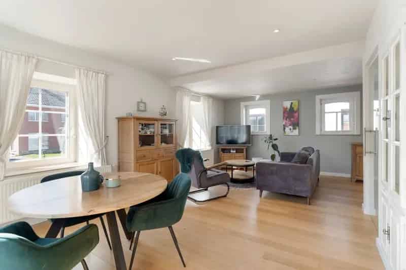 Prachtig gerenoveerde vrijstaande woning met heerlijke tuin met zwembad op 16a16ca