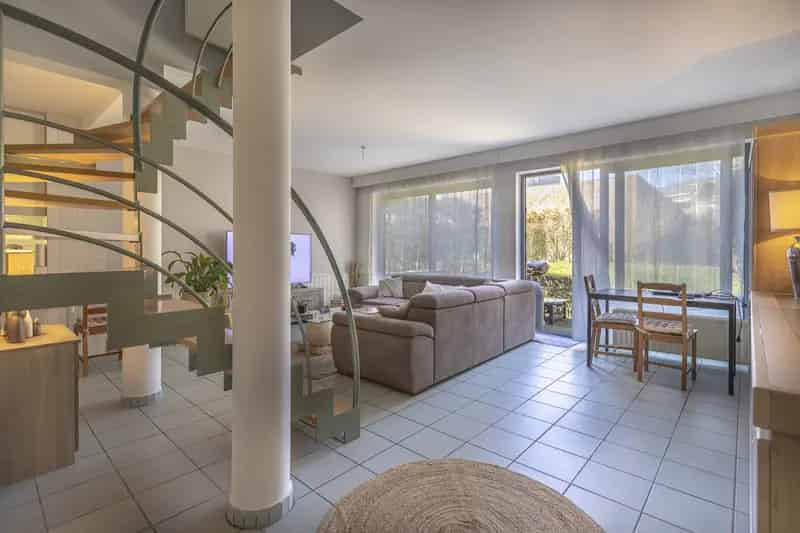 Opbrengstgebouw met 4 appartementen en 2 garages