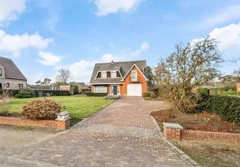Karaktervolle woning op ruim perceel van circa22a