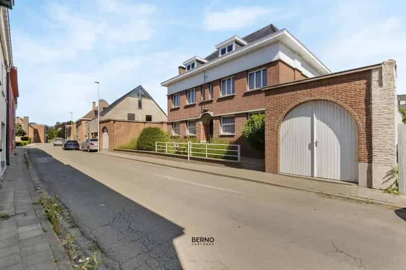 Karaktervolle woning met art-deco elementen en dubbele garage.