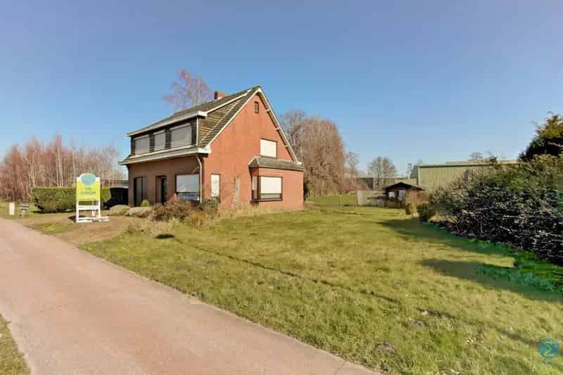 Te renoveren vrijstaande woning met 4 slpks op 898m² grond.