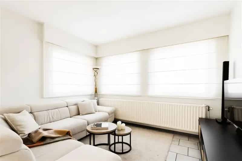 Instapklare woning met zeer grote garage en oprit