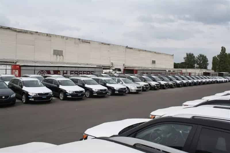 Ruime parkeergelegenheid en/of stockageplaats
