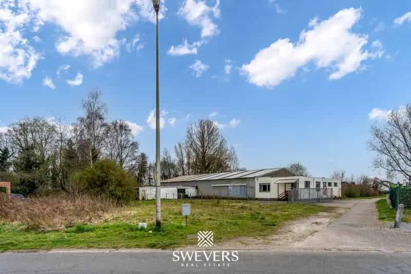 Groot sportgebouw met woonst op een perceel van 77a 60ca (of herverkaveling)