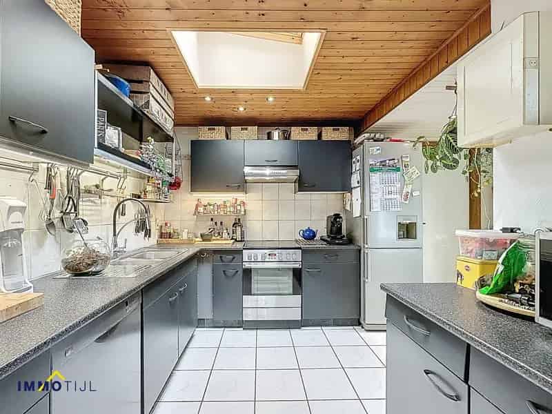 Halfopen bebouwing in rustige buurt met diepe tuin!