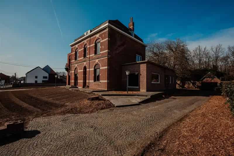 Charmante, te renoveren woning (304 m²) met veel potentieel te koop!