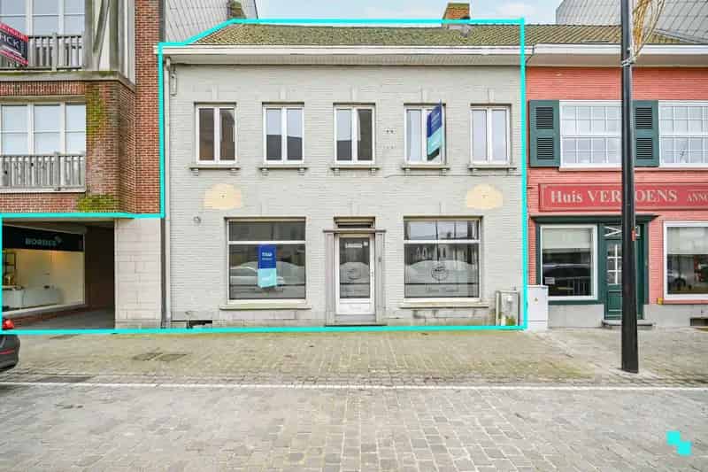 Handelspand met naastgelegen uitweg te Oostrozebeke